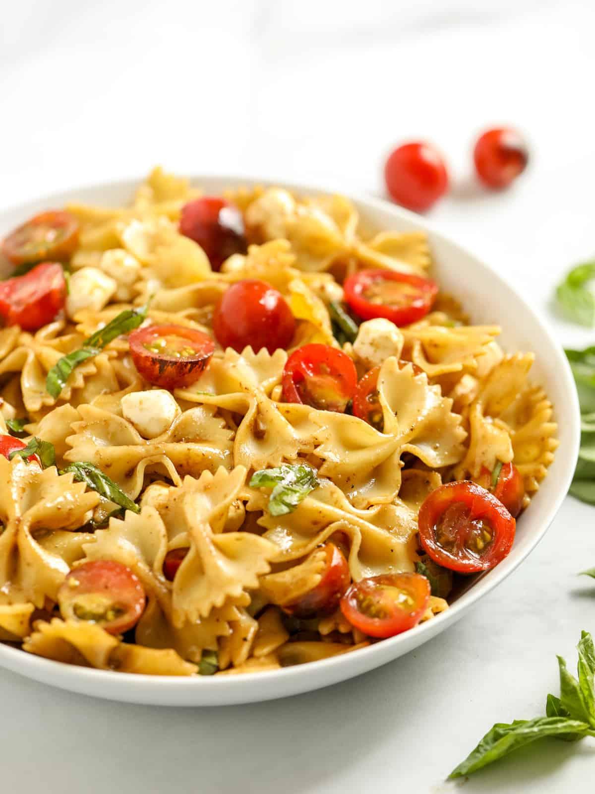 Caprese Nudelsalat, perfekt für den Sommer