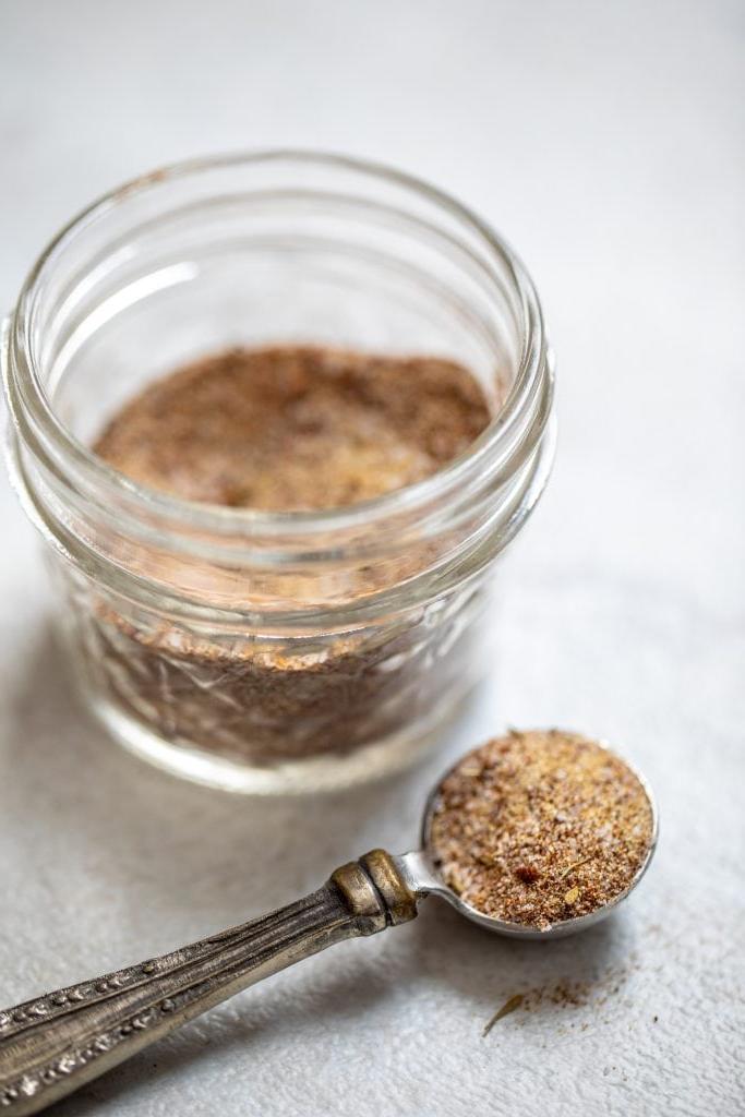 Selbstgemachtes Jerk Gewürz Glasgefäß mit selbstgemachtem Jerk Gewürz.