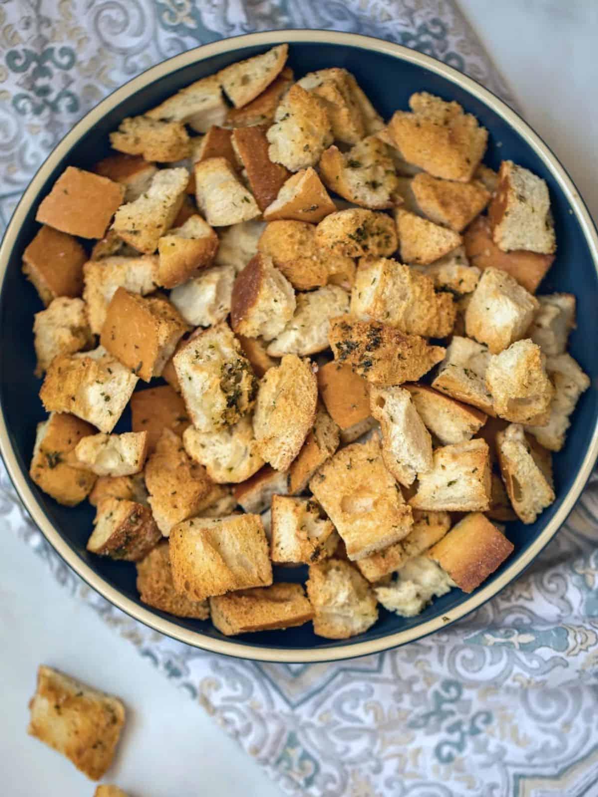 Schüssel mit hausgemachten Croutons auf der Arbeitsplatte.