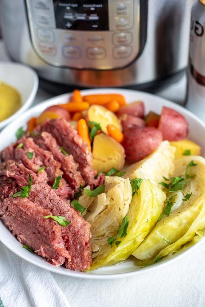 Corned Beef, Kohl, Kartoffeln und Karotten neben dem Instant Pot.