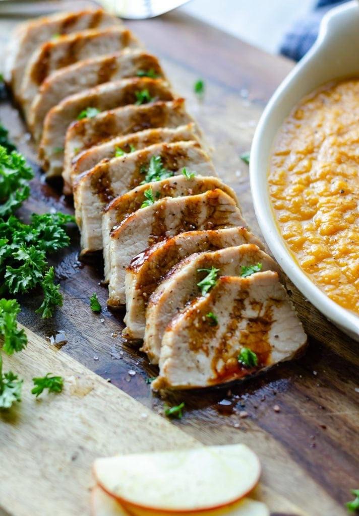 Geschnittenes Schweinefilet auf weißer Platte neben Instant Pot