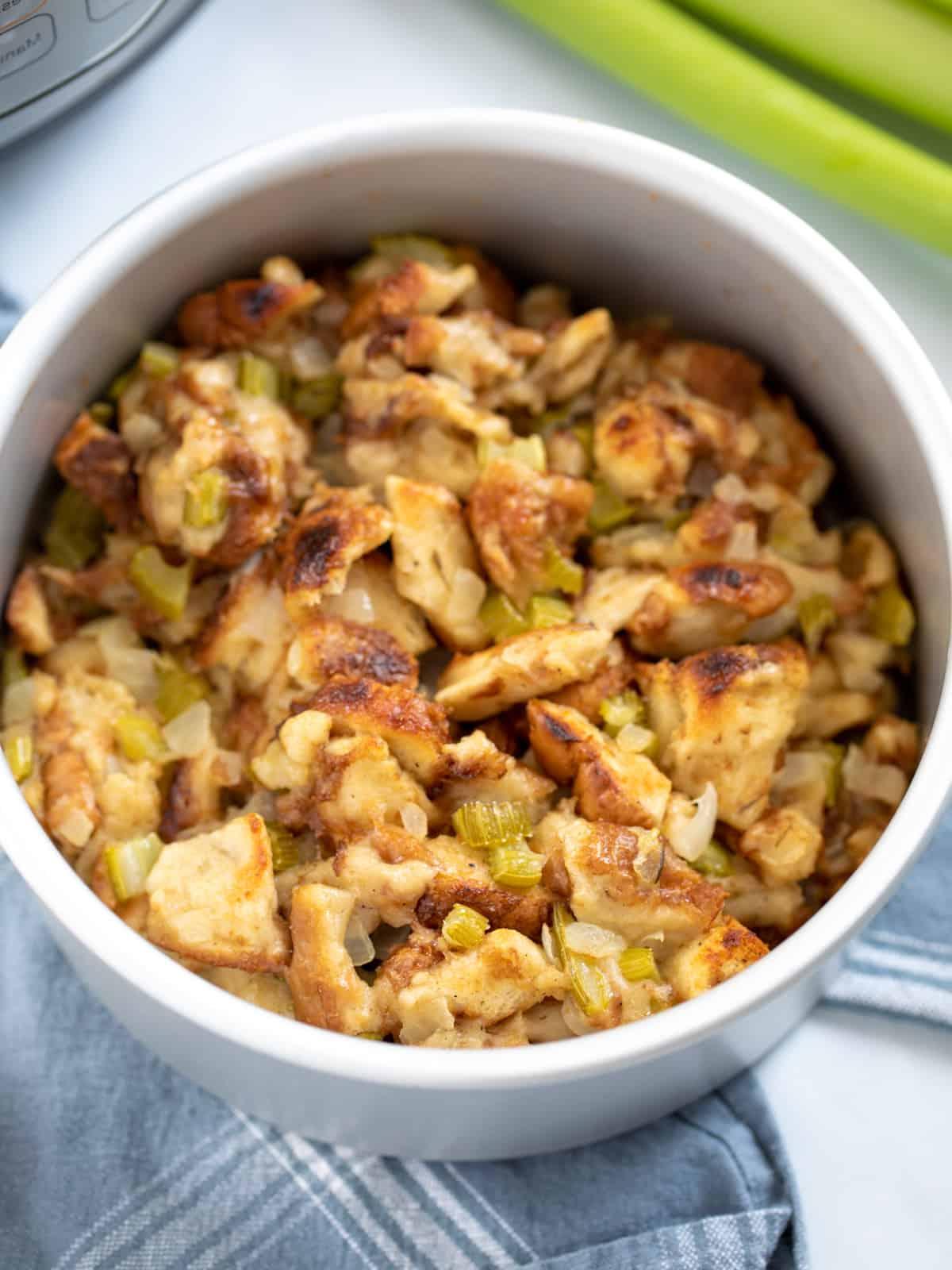 Füllung in Backform neben dem Instant Pot.