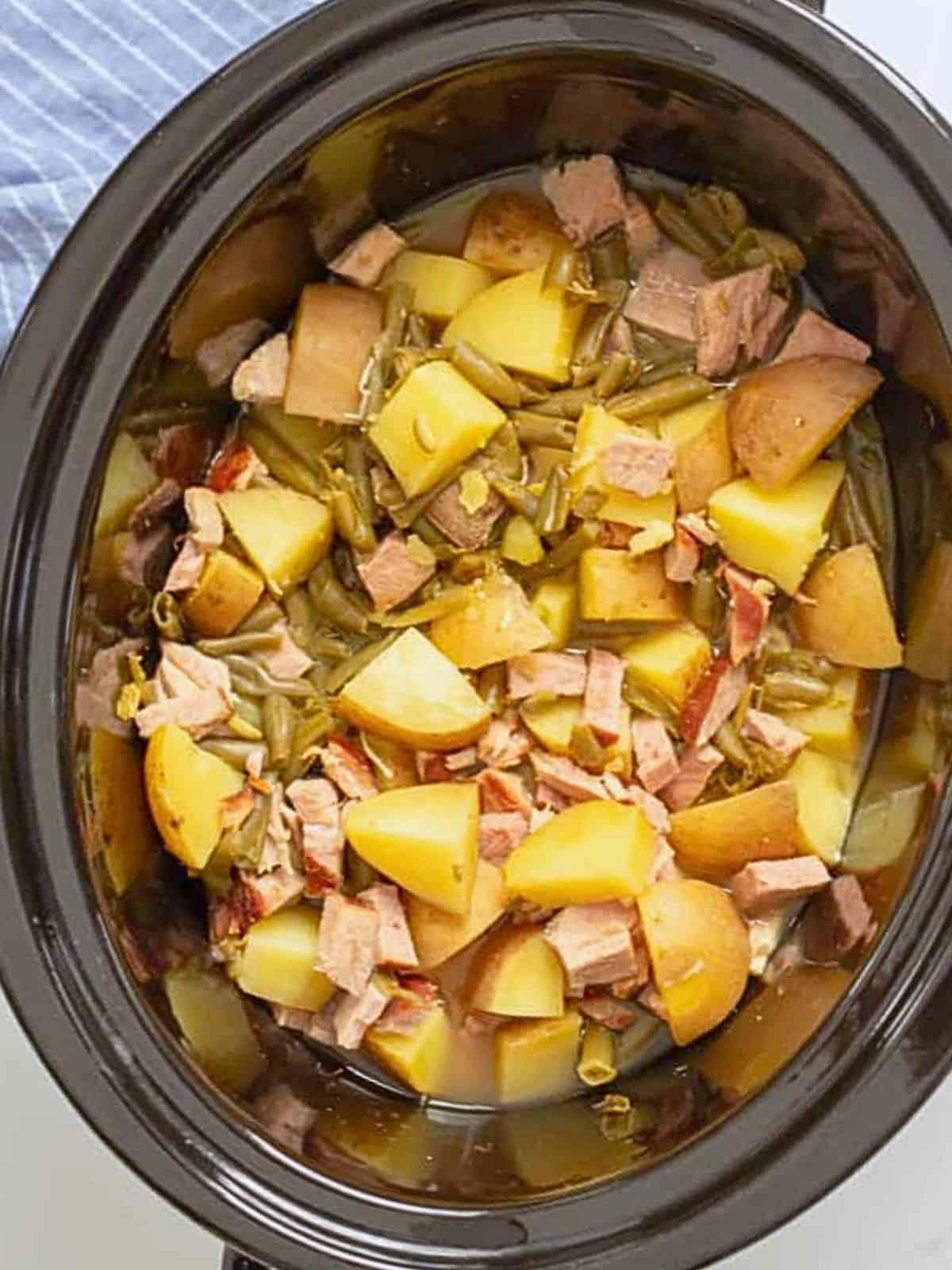 Yukon Gold Kartoffeln, grüne Bohnen und Schinken gemeinsam im Slow Cooker gegart.