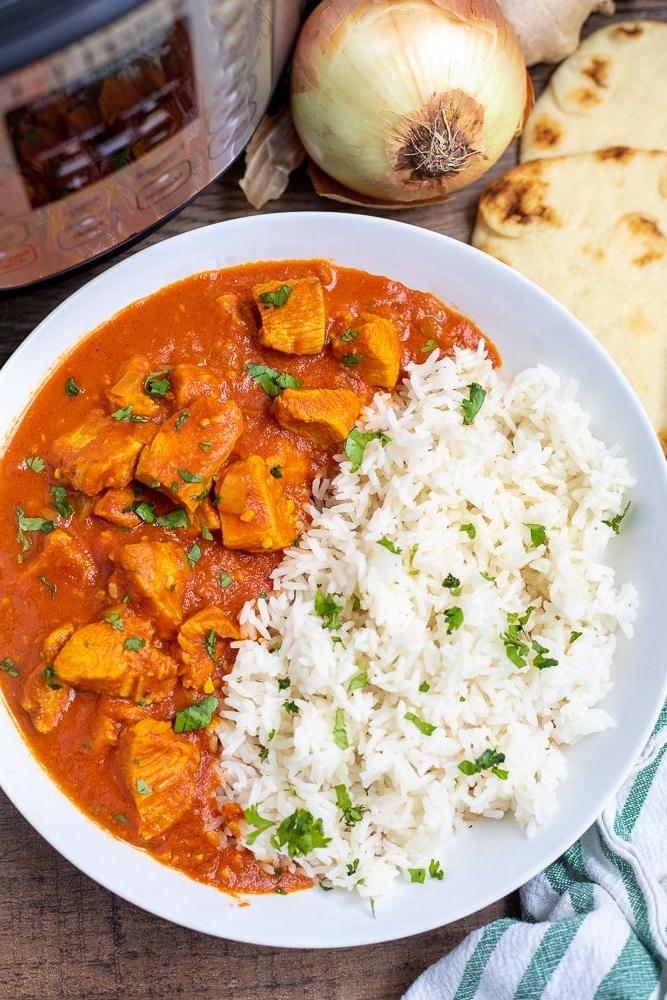 Eine Schüssel Instant Pot Butter Chicken, serviert mit weißem Reis.