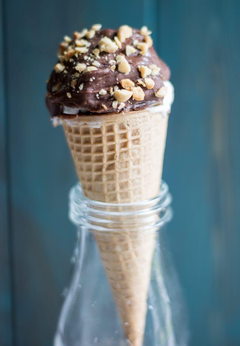Glasflasche in der eine selbstgemachte Drumstick Eiswaffel steckt.