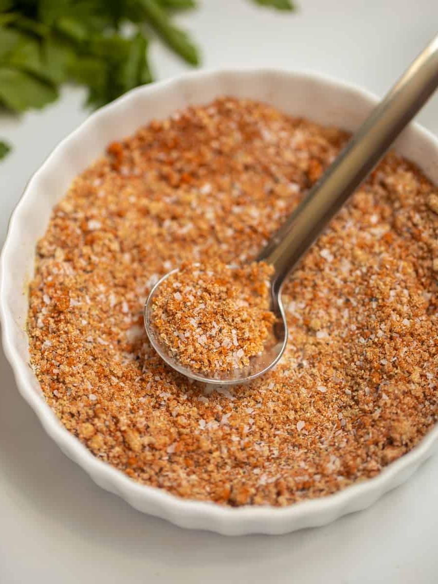 Kleine weiße Schale mit kombinierten Zutaten für hausgemachtes Dry Rub.