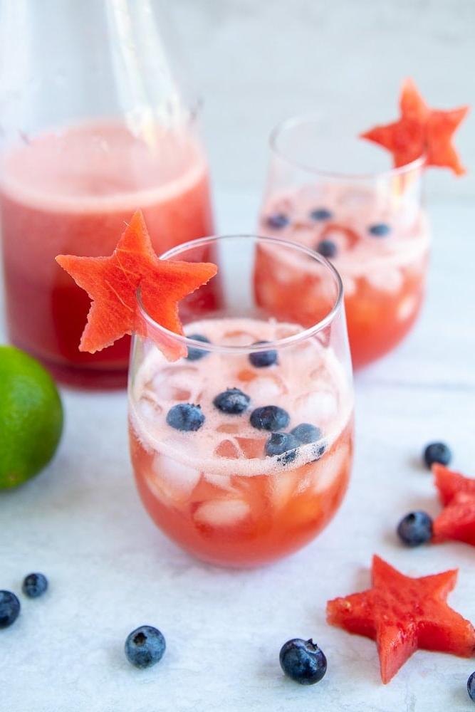 Wassermelonen-Sangria in einem klaren Weinglas mit Heidelbeeren und einem Wassermelonenstern.