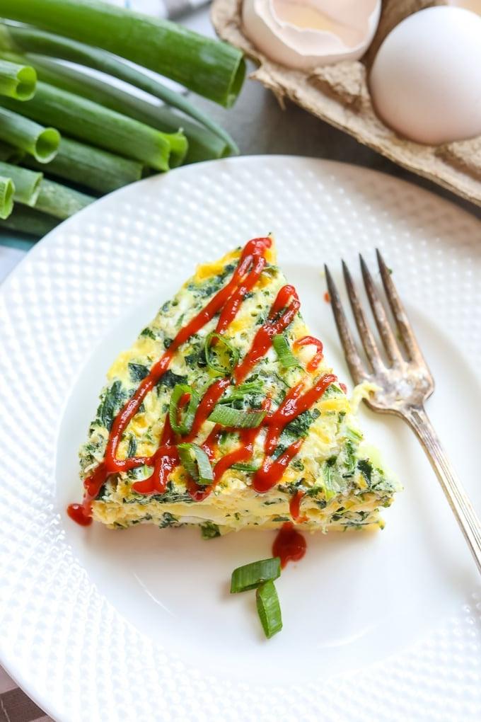 Scheibe Instant Pot Frittata mit scharfer Soße auf weißem Teller