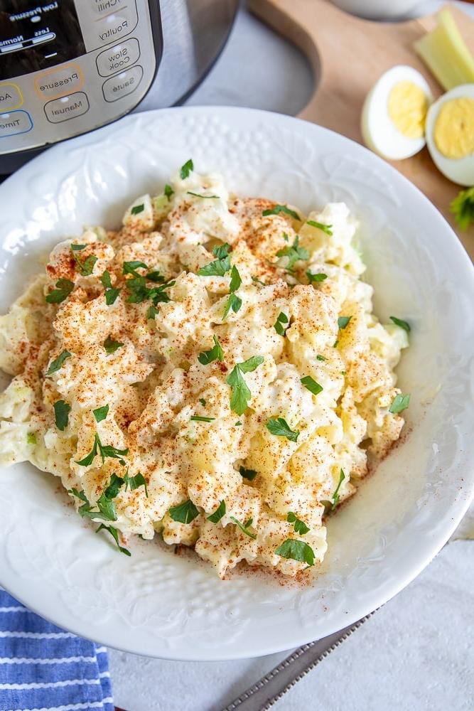 Eine Schüssel Kartoffelsalat neben einem Instant Pot Schnellkochtopf.