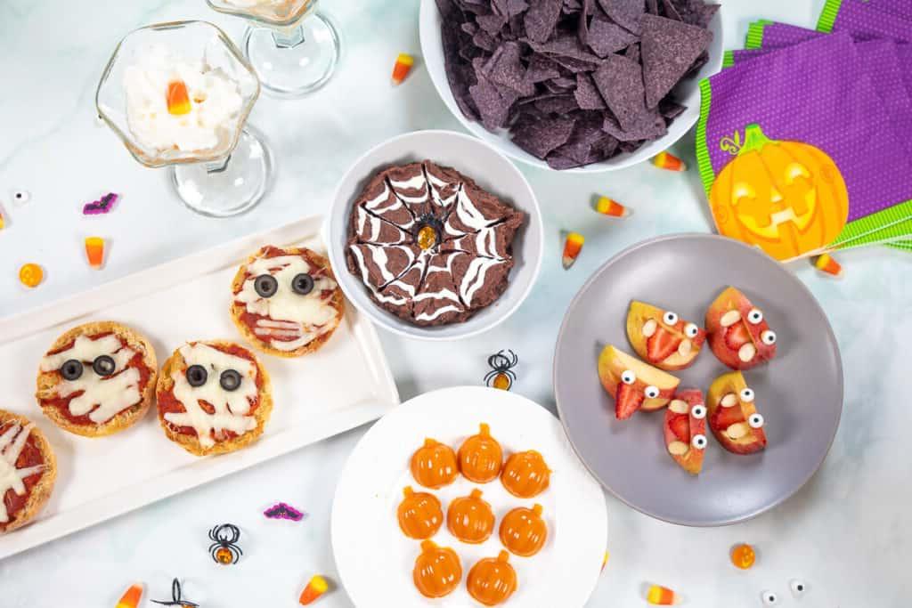 Halloween Snacks auf einer weißen Theke mit Halloween-Dekorationen.