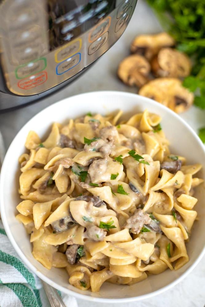 Instant Pot Stroganoff Schüssel mit Instant Pot Stroganoff neben Instant Pot und Champignons