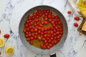 Wein und Tomaten in der Sauteuse.