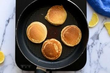 Vollkornpfannkuchen in der Grillplatte nach dem Braten.