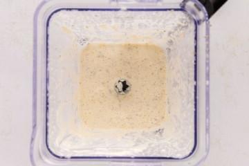 Cremiges Parmesan Olive Garden Salatdressing im Mixer nach dem Mixen.