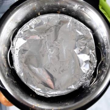 Füllung mit Folie im Instant Pot abgedeckt.