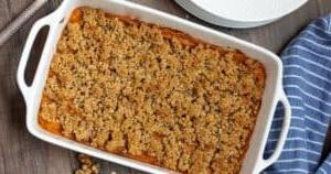 Gesunder Süßkartoffelauflauf in weißer Form gebacken