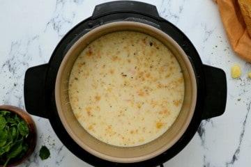 Cremige Gnocchi-Suppe im Instant Pot vor dem Hinzufügen von Spinat.