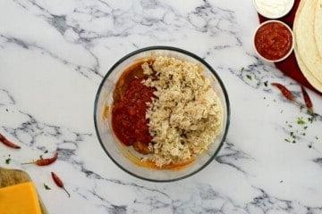 Reis und Salsa zur Bohnenmus-Burrito-Mischung hinzugefügt.