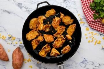 Angebratenes Hähnchen in der Pfanne.