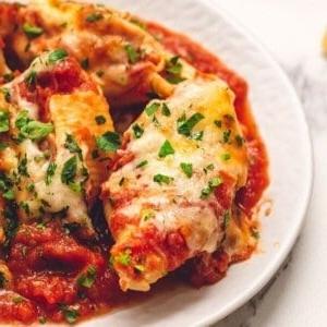 Die besten italienischen gefüllten Nudelschalen 6 Gefüllte Muscheln auf weißem Teller serviert.