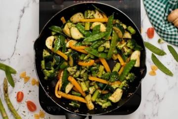 Spargel, Zucchini, Paprika und Brokkoli in einer Pfanne mit Olivenöl angebraten.