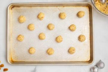 Schneeballkekse auf dem Backblech vor dem Backen.