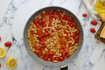 Weiße Bohnen und Tomaten zusammen in der Sauteuse.