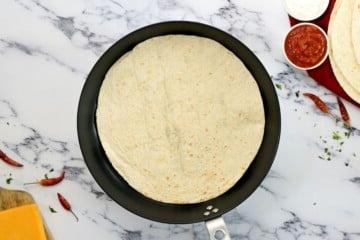 Weizen-Tortilla in trockener Pfanne.