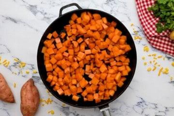 Gewürfelte Süßkartoffeln in der Pfanne nach dem Anbraten.