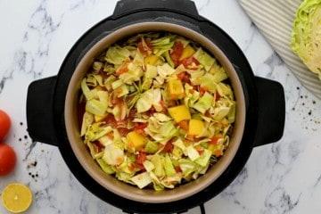 Zutaten für Kohlsuppe im Innentopf vor dem Garen unter Druck.