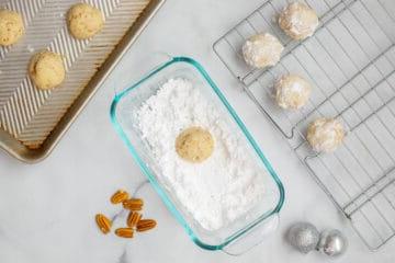 Gebackener Schneeballkeks in einer Schale mit Puderzucker.