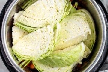 Kartoffeln, Kohl und Mais in den Instant Pot geschichtet.