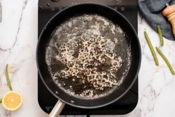 Angeschwitzte Schalotten in einer Sauteuse nach dem Anbraten in Butter.