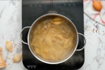 Riesen-Nudelschalen kochen in einem großen Topf mit kochendem Wasser.