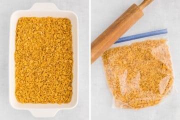 Nebeneinander-Foto von Cornflakes im Beutel, nachdem sie mit einem Nudelholz zerkleinert wurden, und dann auf den Hash-Brown-Kartoffelauflauf gelegt.