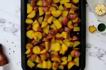 Gekochte rote Kartoffeln kühlen auf einem Backblech ab.