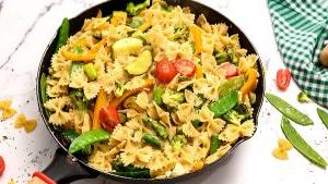 Pfanne mit Pasta Primavera.