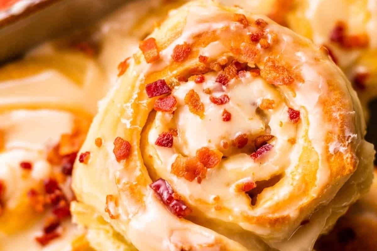 Gebackene Zuckerstangen-Plätzchen, bestäubt mit Glitzerzucker.