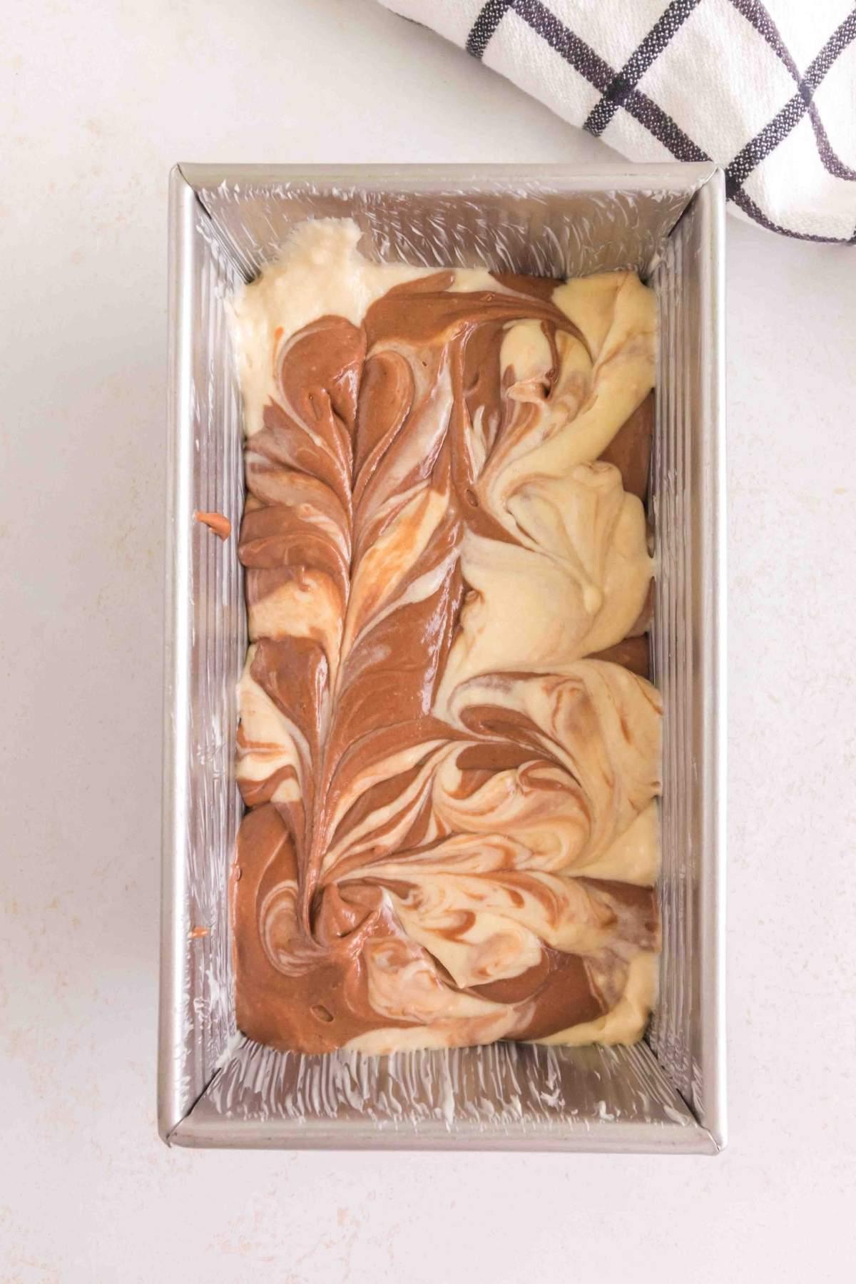 Nebeneinander Schüssel vor und nach dem Mischen des Muffin-Streusels.