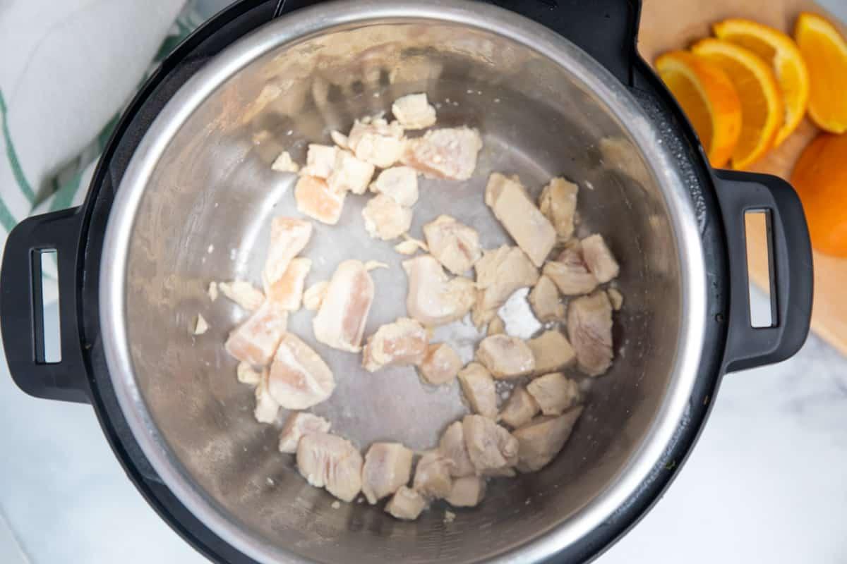 Angebratenes Hähnchen im Innentopf des Instant Pots.