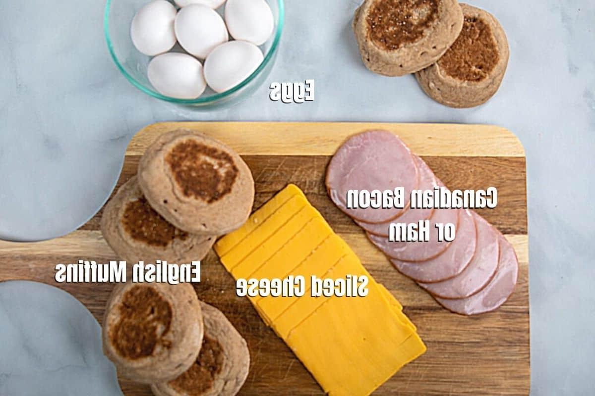 Zutaten für Egg McMuffins auf der Arbeitsplatte ausgelegt.
