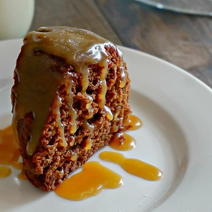 Ein Stück Schokoladen-Gugelhupf mit Karamellglasur