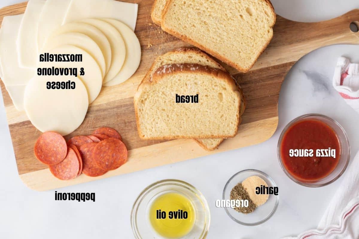Zutaten für Pizza Grilled Cheese auf der Küchentheke beschriftet.