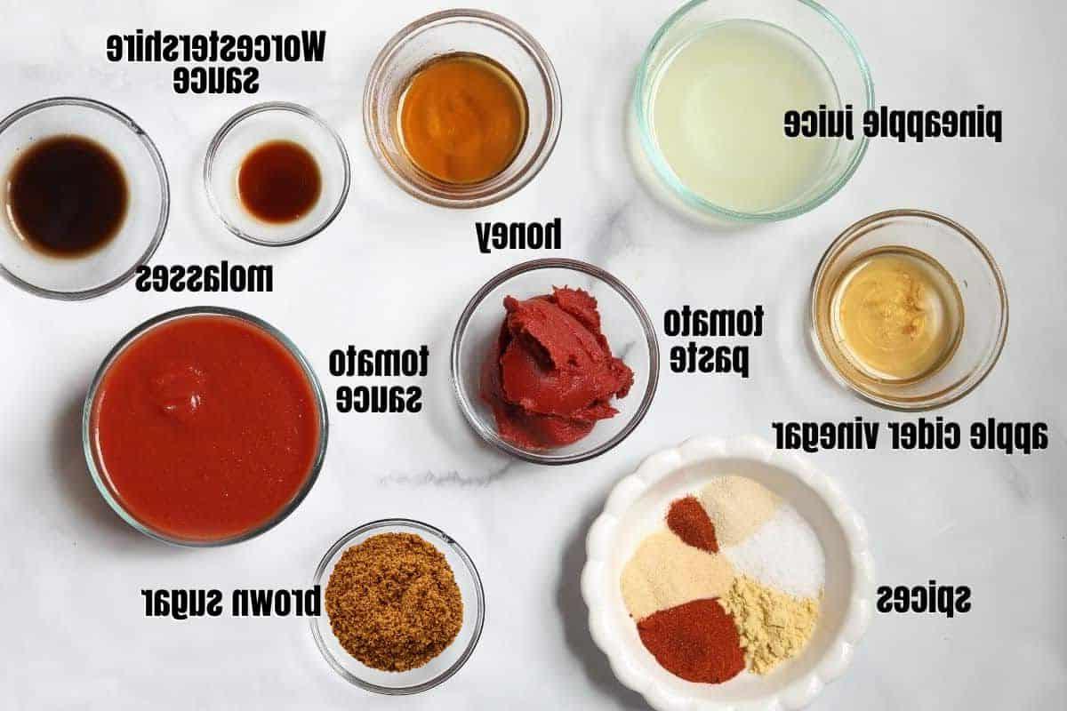 Zutaten für selbstgemachte Barbecue-Sauce auf einer Küchentheke, beschriftet.