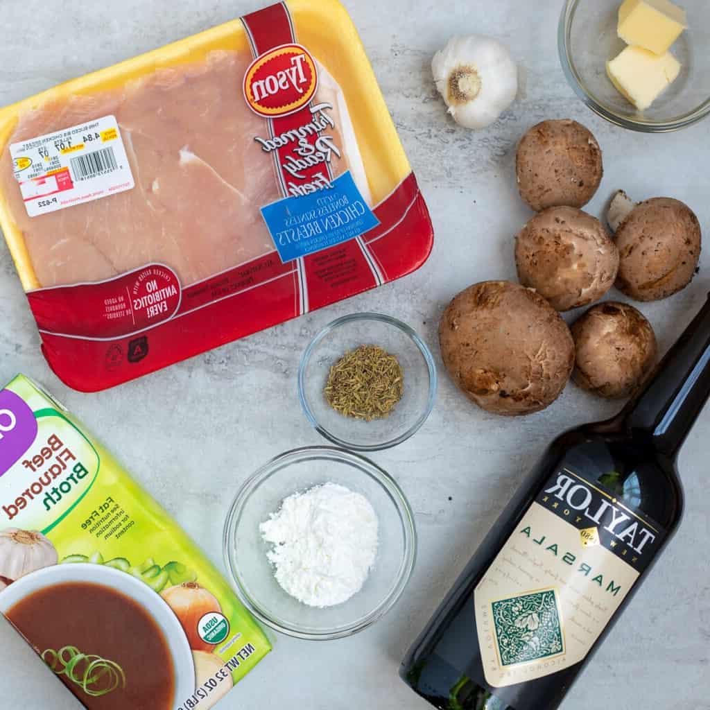 Zutaten für Instant Pot Hähnchen Marsala auf weißer Arbeitsplatte