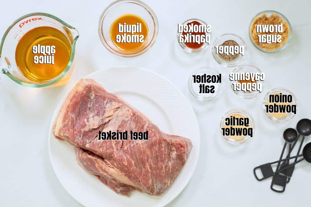 Zutaten für Instant Pot Brisket auf der Theke mit Beschriftungen.