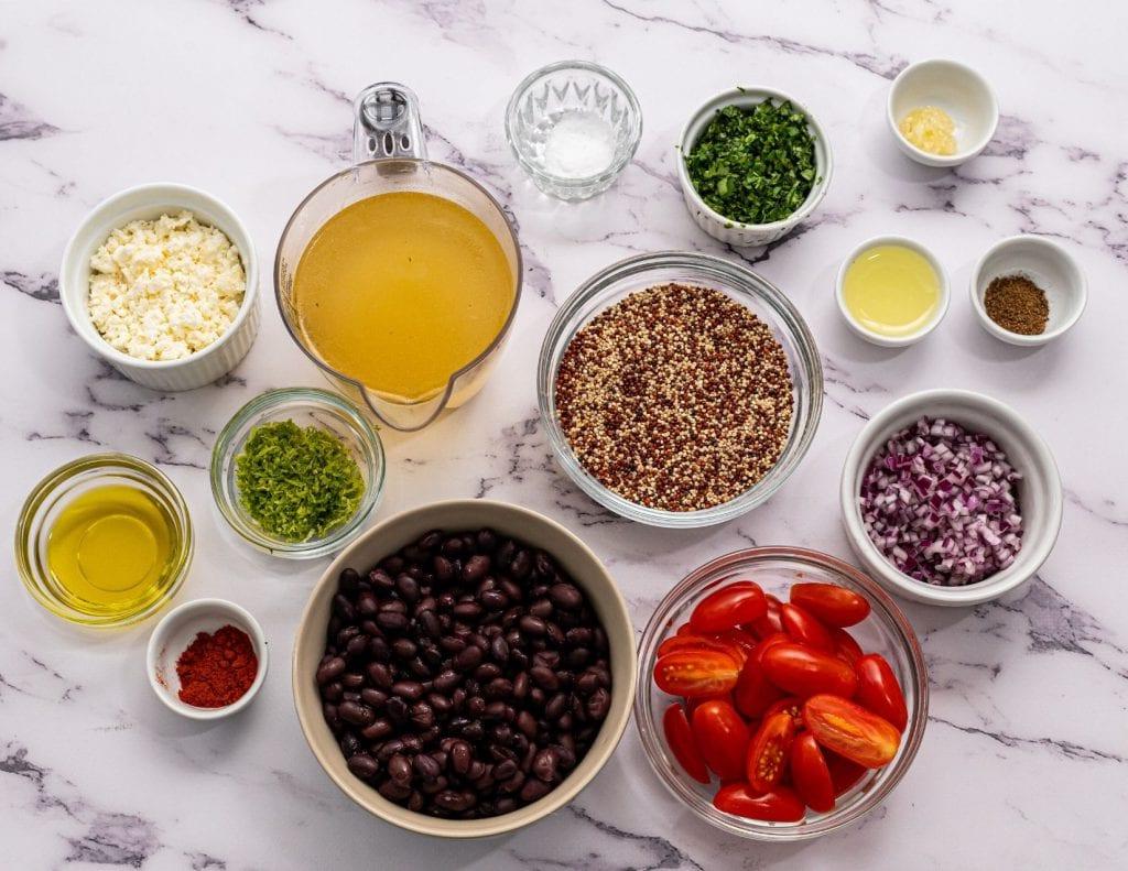 Zutaten für Quinoa Salat auf einer weißen Küchenzeile.