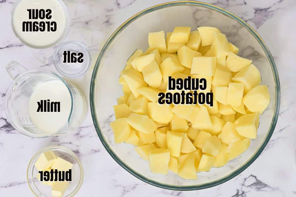 Zutaten für Instant Pot Kartoffelpüree auf der Arbeitsplatte ausgelegt und beschriftet.