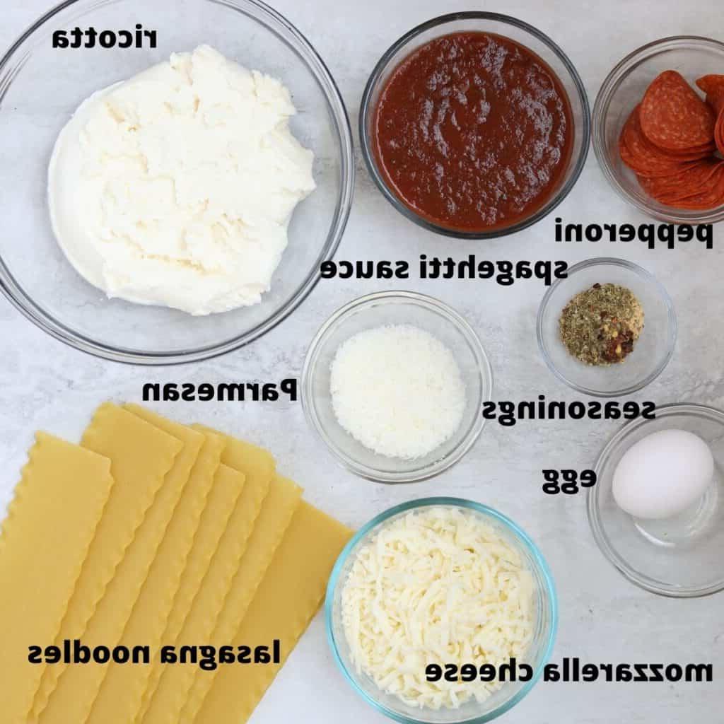 Beschriftete Zutaten für Lasagne-Röllchen