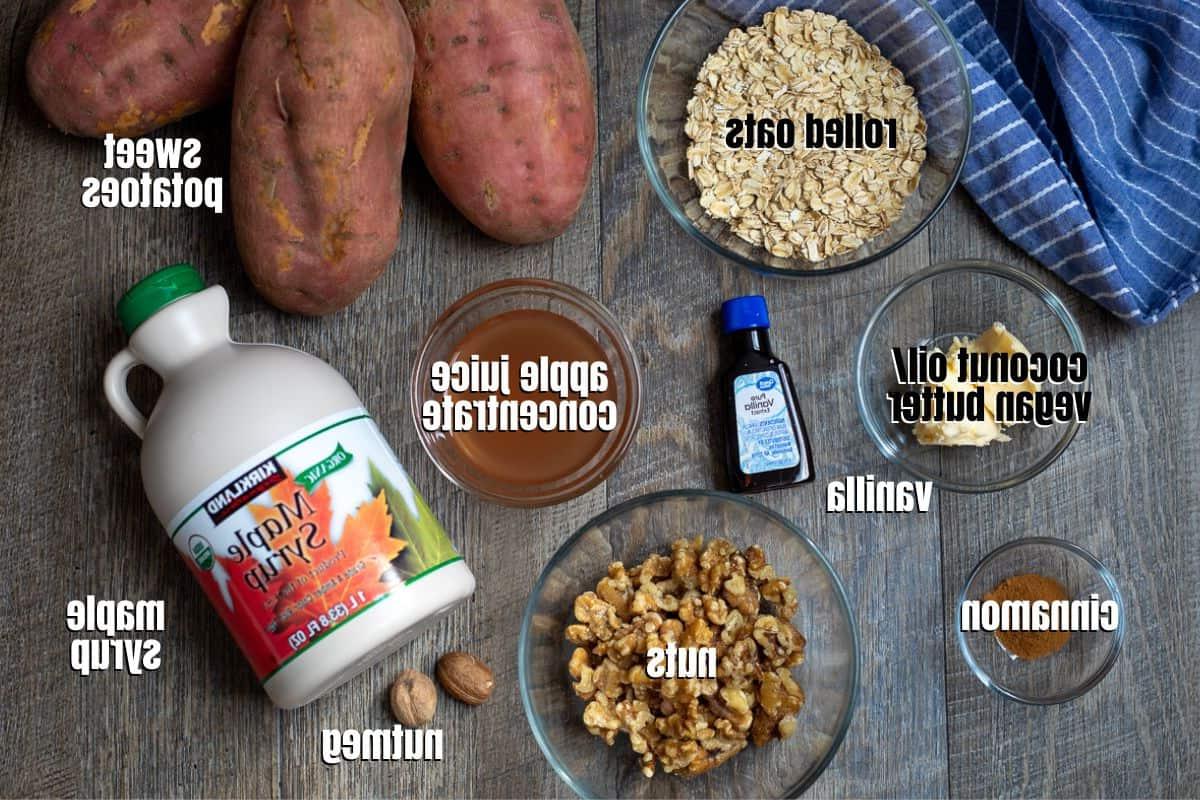 Zutaten für veganen Süßkartoffelauflauf auf einem Holzbrett.